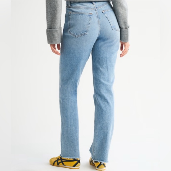 Abercrombie & Fitch Ultra High Rise 90s Straight Jean Raw Hem Size 2 - Picture 4 of 12